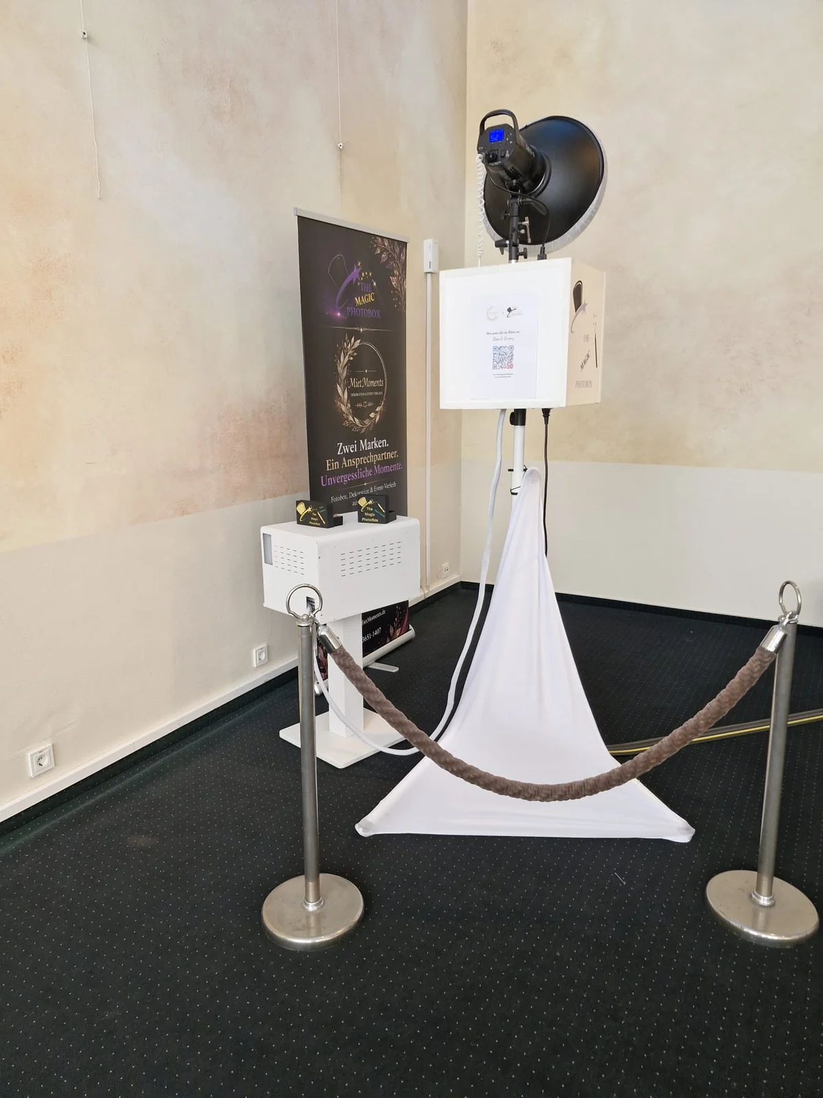 3-Bein-Fotobox aufgebaut mit Studioblitz und Drucker